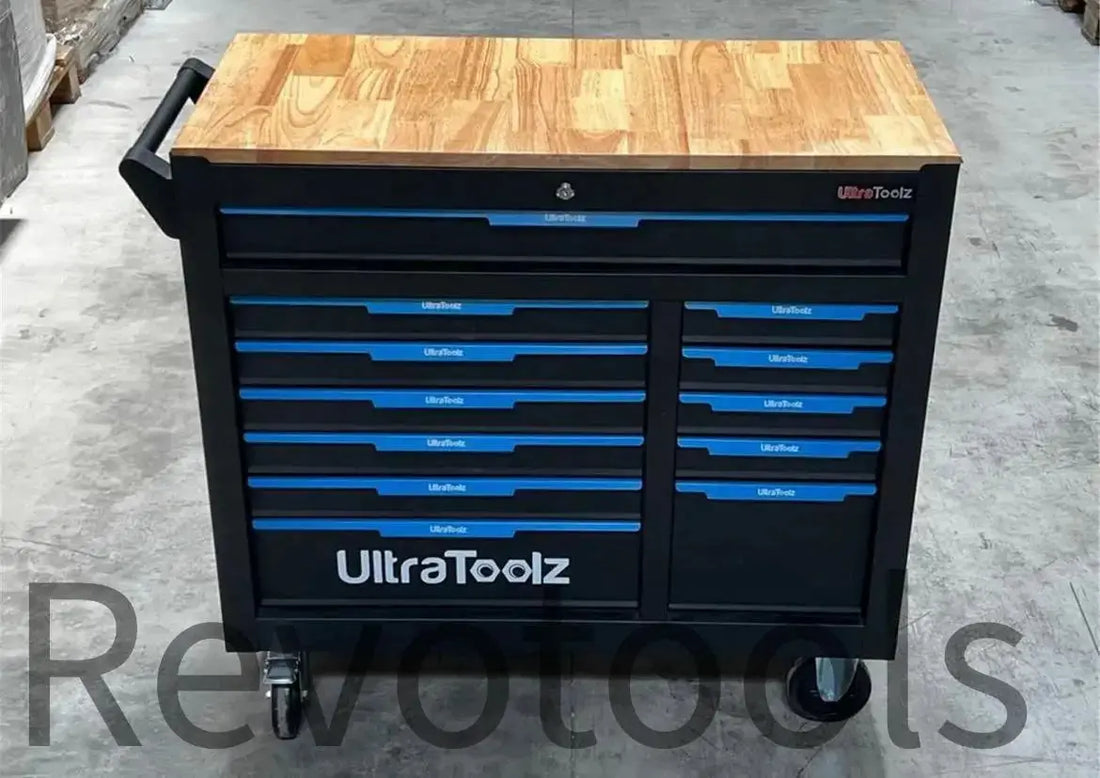 Een Revotools Ultratoolz gereedschapswagen in de kleur zwart/blauw