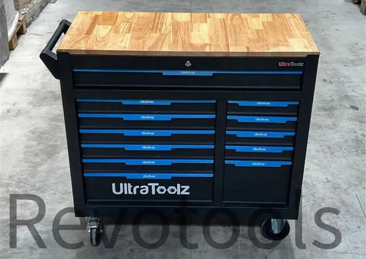 Een Revotools Ultratoolz gereedschapswagen in de kleur zwart/blauw